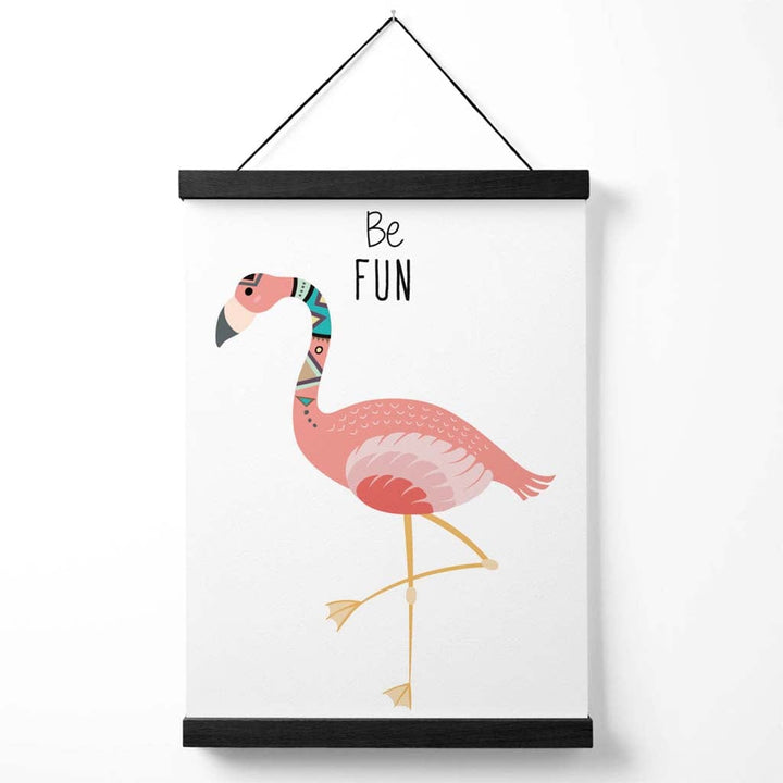 „Sei lustig“-Poster mit Flamingo-Stammeszitat und Aufhänger