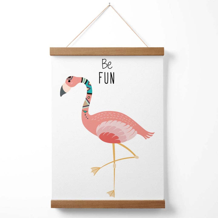 „Sei lustig“-Poster mit Flamingo-Stammeszitat und Aufhänger