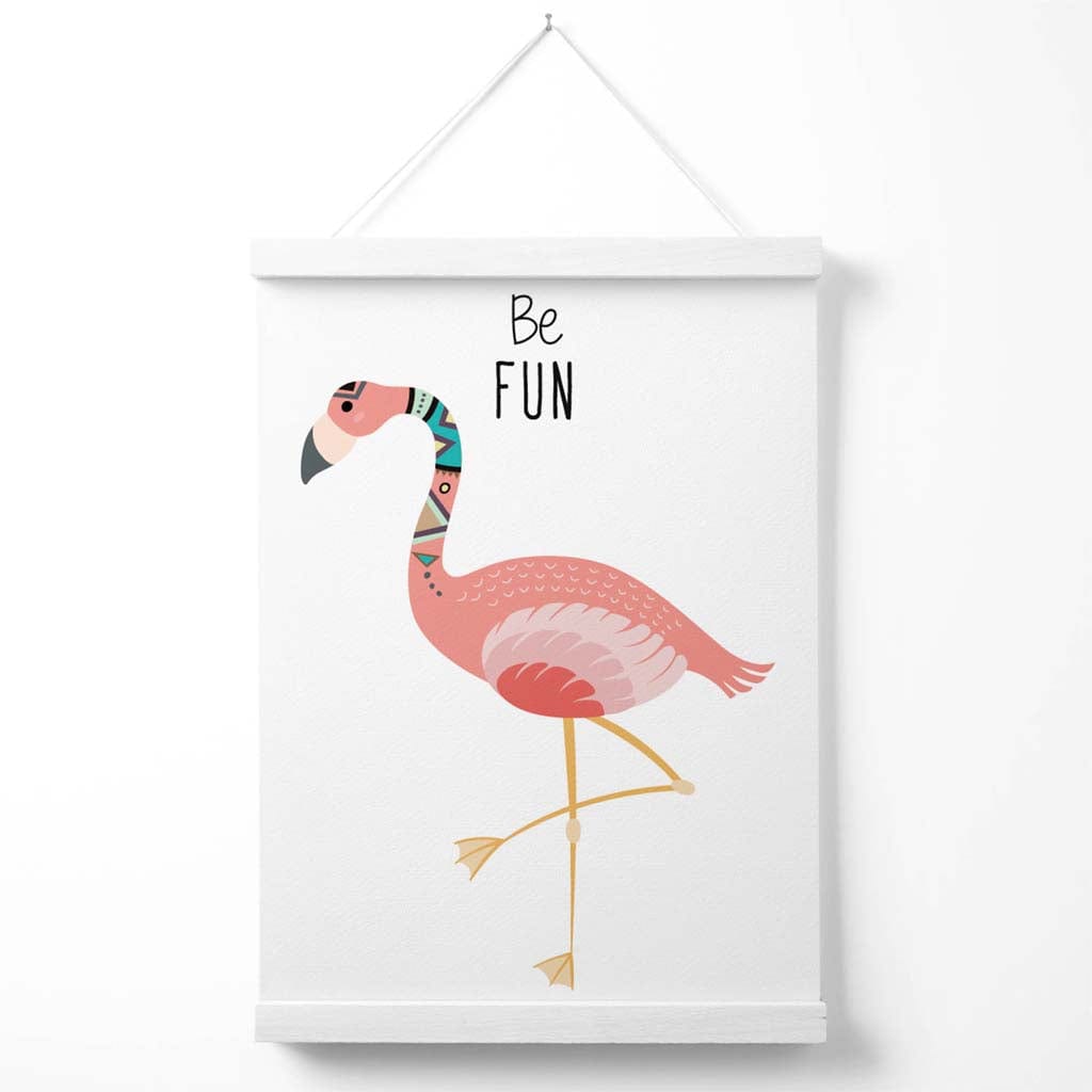 „Sei lustig“-Poster mit Flamingo-Stammeszitat und Aufhänger