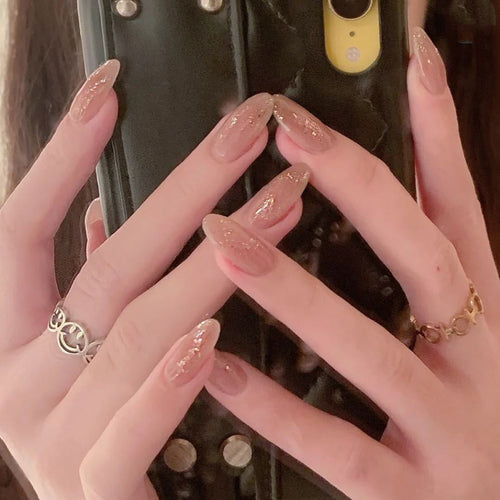 Elegante Kunstnägel mit funkelndem Glitzer Karnz