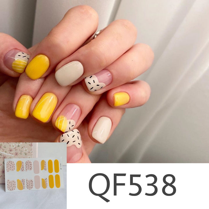 Künstliche Nagelkunst mit Sterndesign Karnz