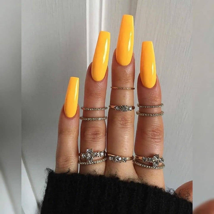 Künstliche Nagelverlängerungen mit Hochglanz-Finish Karnz