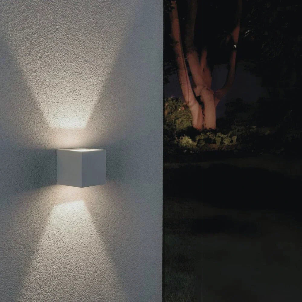 Moderne Wandleuchte aus schwarzem Aluminium