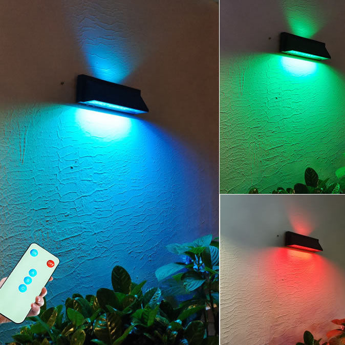 Wasserdichte, rechteckige LED-Wandleuchte für den Außenbereich mit Solarbetrieb, ideal für Terrasse und Garten.