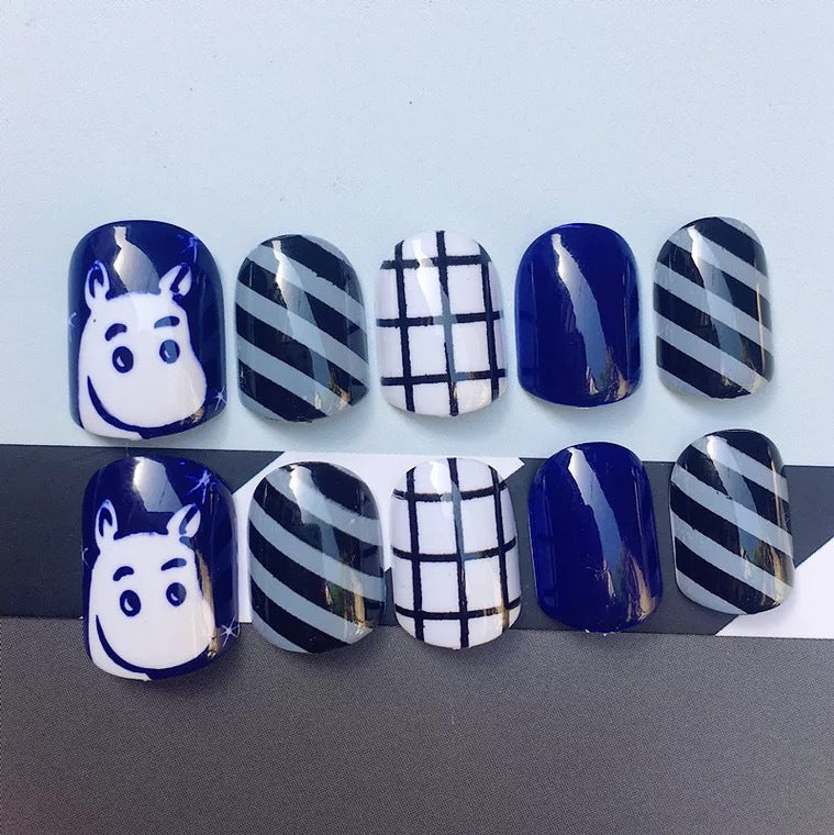 Künstlerisches Press-On-Nagelset mit einzigartigen Mustern