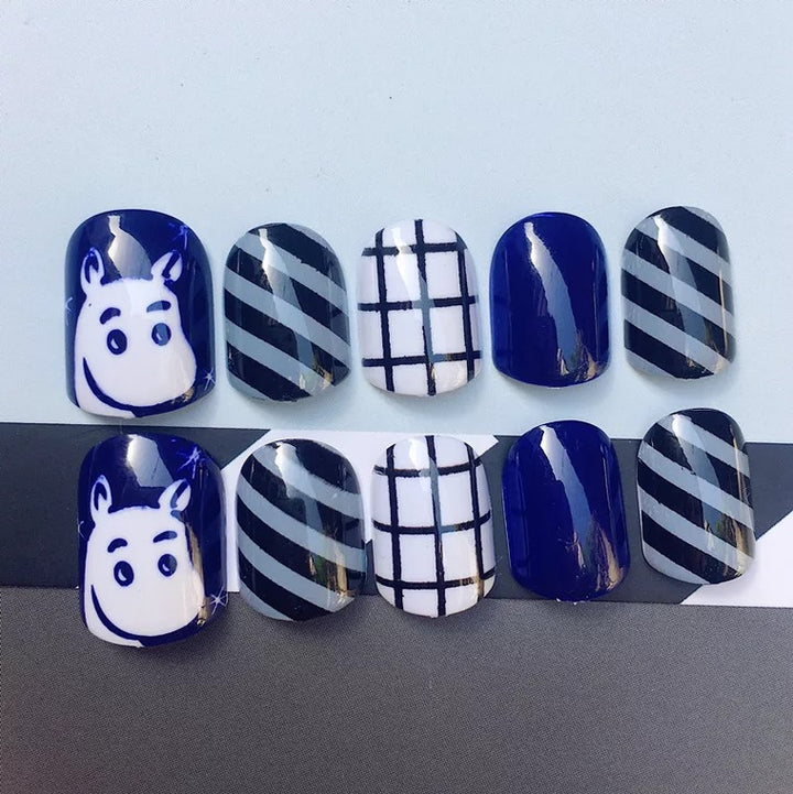Künstlerisches Press-On-Nagelset mit einzigartigen Mustern