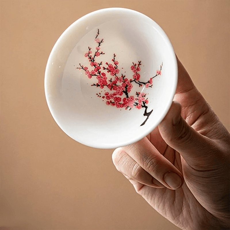 Magischer Sakura-Sakebecher mit Temperaturwechsel von kalt nach warm nach Farbe