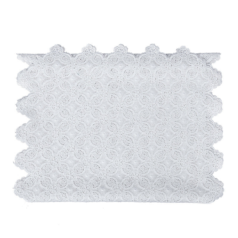 Filigraner Spitzenläufer im Vintage‑Hardanger‑Stil für Esstisch und Sideboard