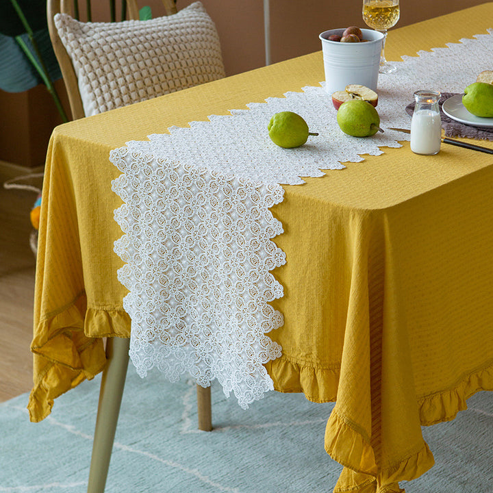 Filigraner Spitzenläufer im Vintage‑Hardanger‑Stil für Esstisch und Sideboard