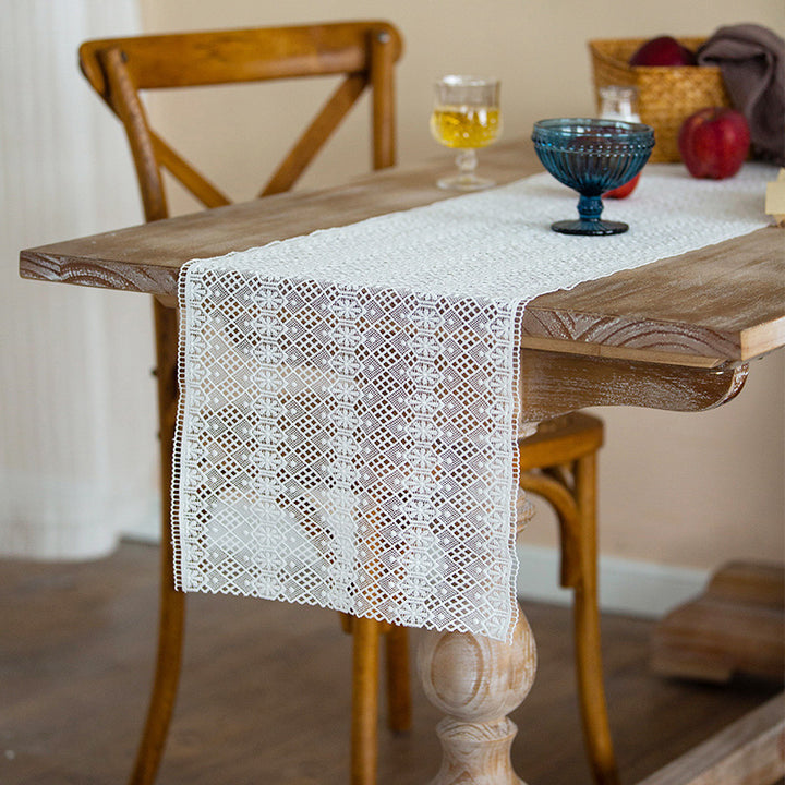 Filigraner Spitzenläufer im Vintage‑Hardanger‑Stil für Esstisch und Sideboard