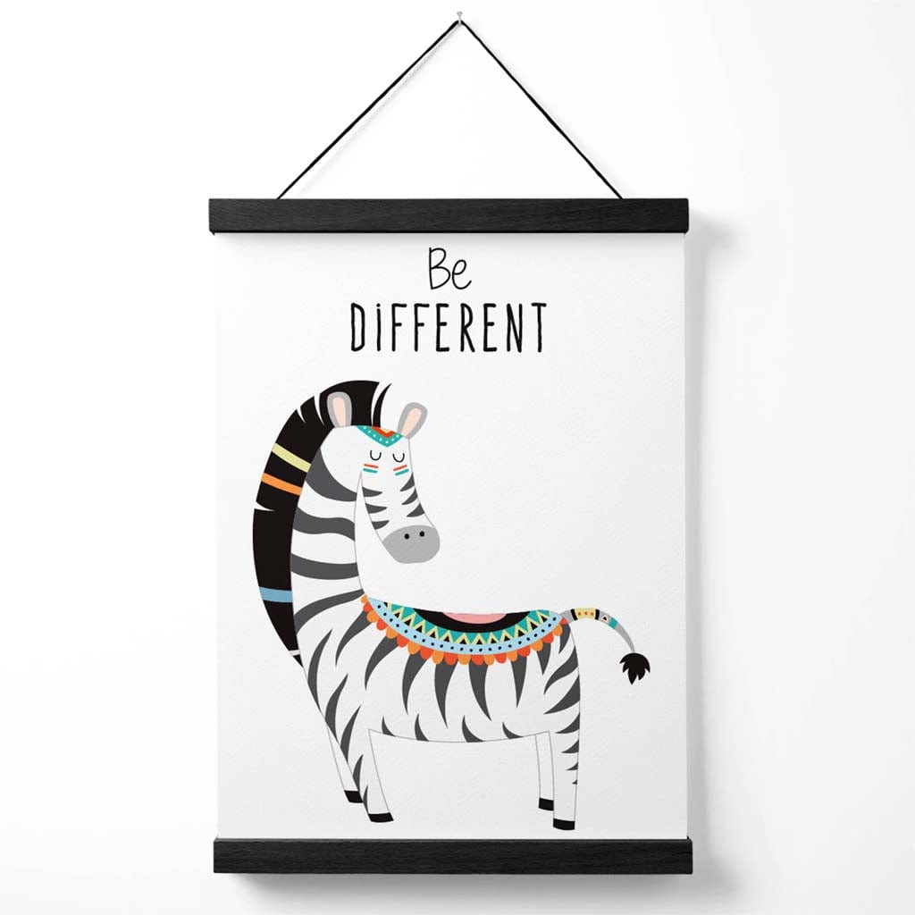 Sei anders – Zebra-Stammestier-Zitat-Poster mit Aufhänger
