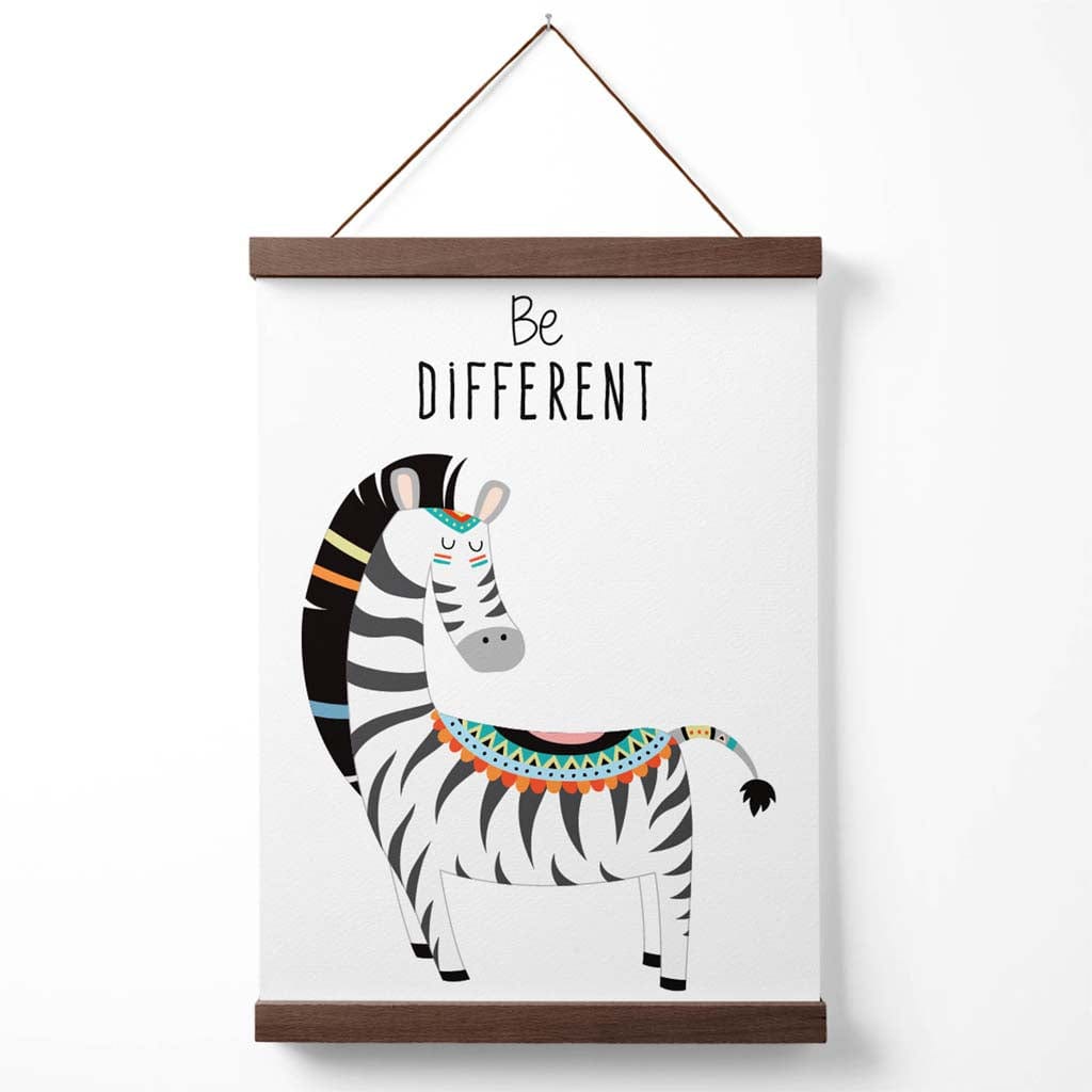 Sei anders – Zebra-Stammestier-Zitat-Poster mit Aufhänger