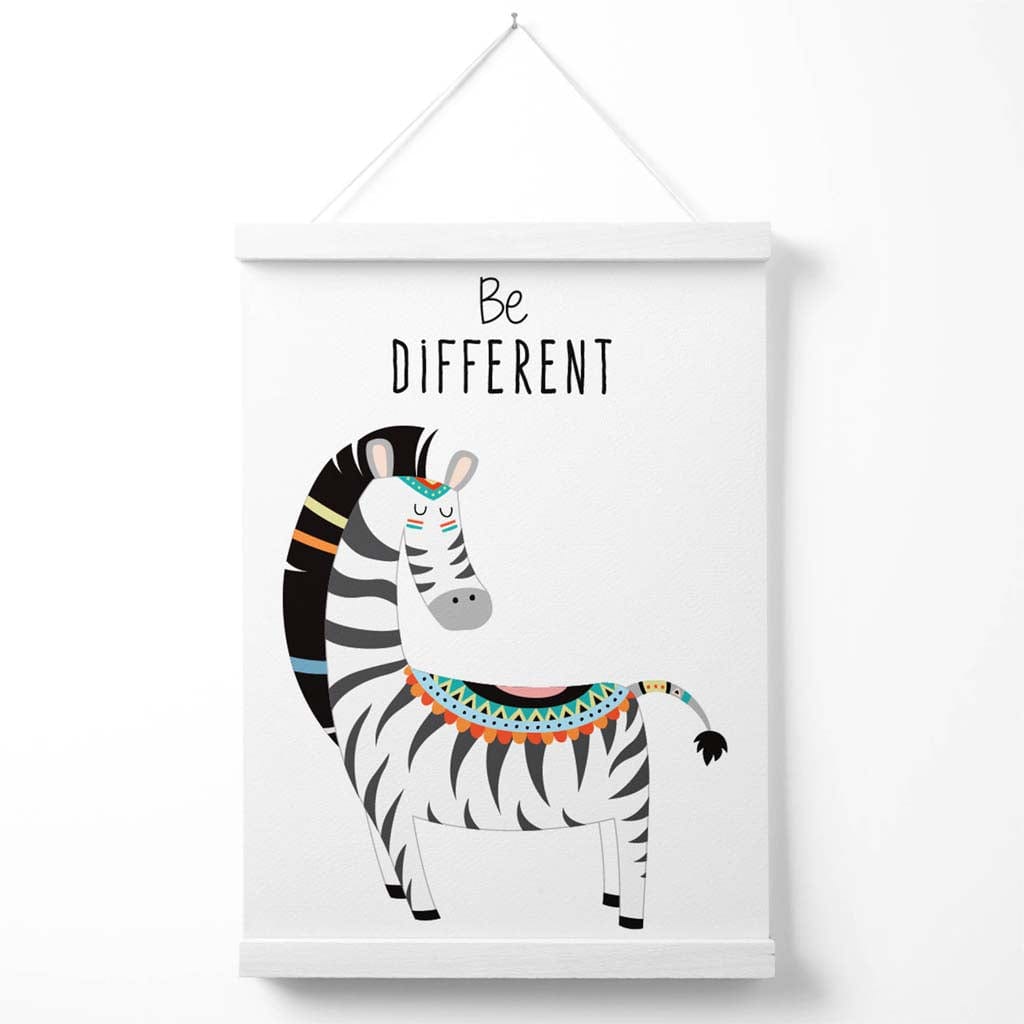 Sei anders – Zebra-Stammestier-Zitat-Poster mit Aufhänger