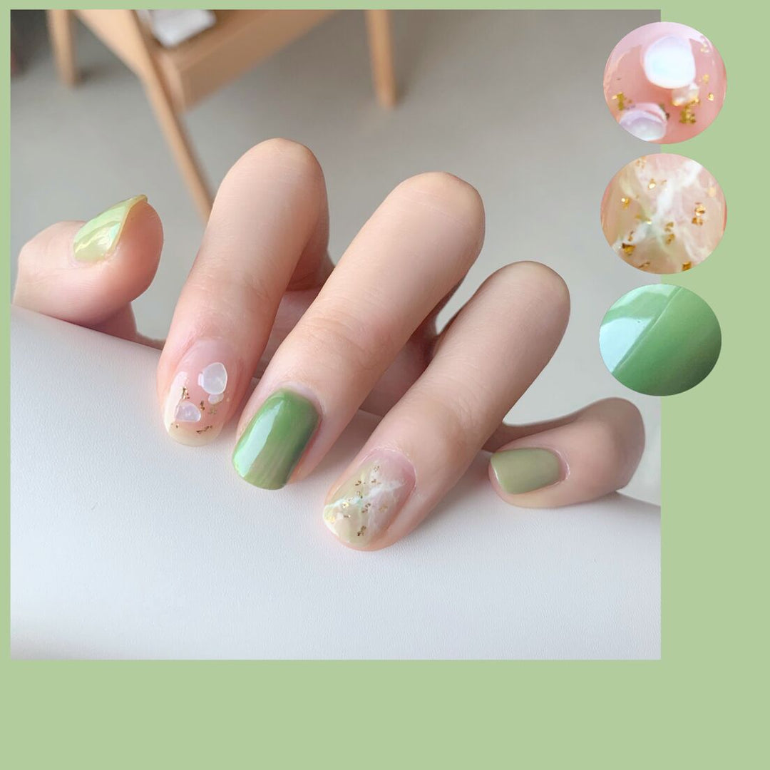 Kunstvolle Nagelverlängerungen mit elegantem Blattmuster Karnz