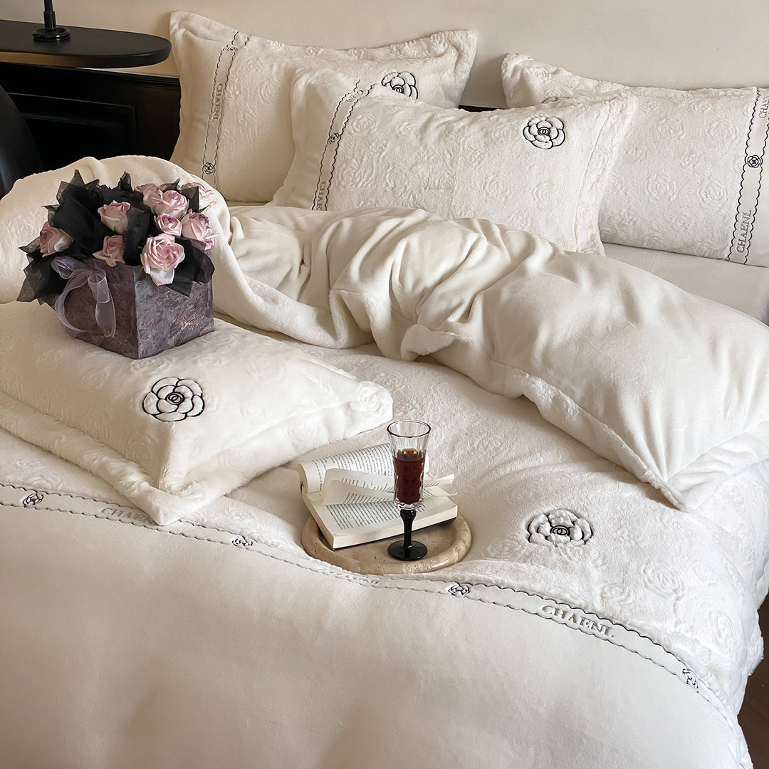 Elegantes Milchfaser-Fleece Bettwäsche-Set mit Stickerei