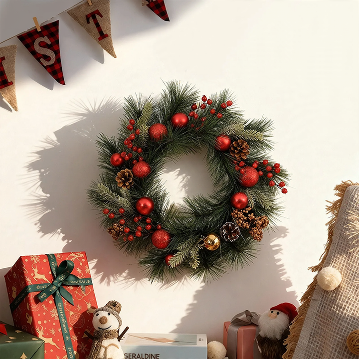 Dekorativer Weihnachtskranz mit Tannennadeln und Tannenzweigen