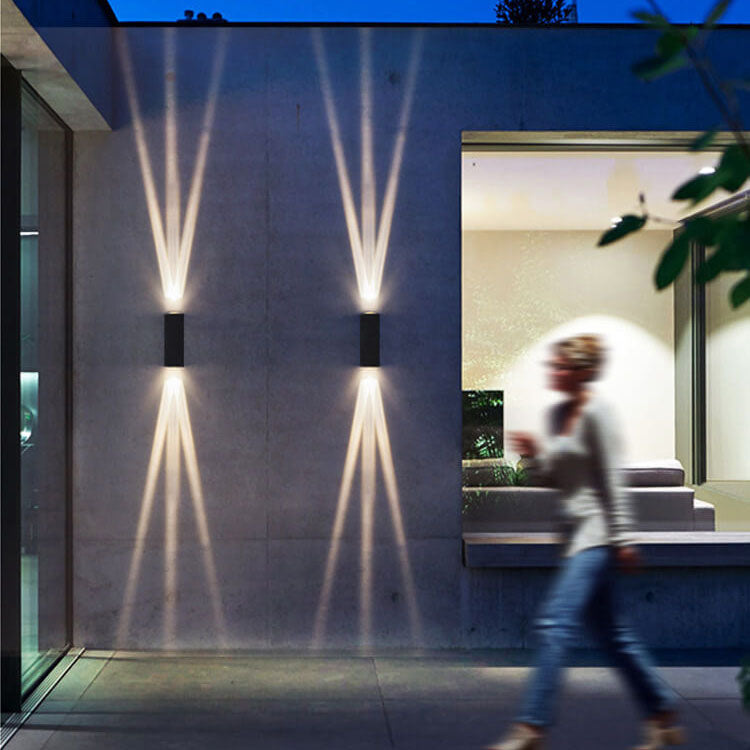 Moderne LED-Wandleuchte mit zwei Leuchtenköpfen und Aluminiumlinse für den Außenbereich.