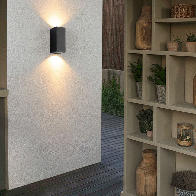 Moderne, schlichte, wasserdichte 2-flammige Wandleuchte aus Aluminium und Glas im Zylinderdesign für den Außenbereich