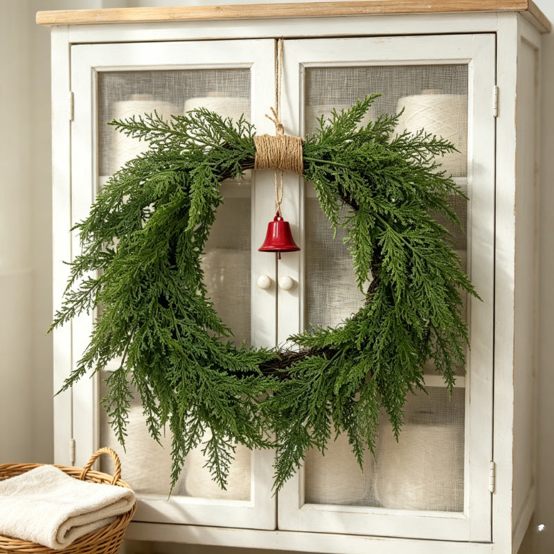 Weihnachtskranz mit Tannennadeln und Glocken