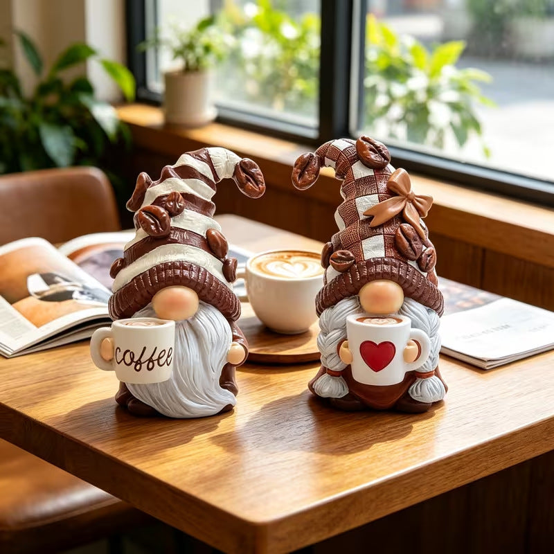 Weihnachtliche Wichtel-Figuren aus Kunstharz