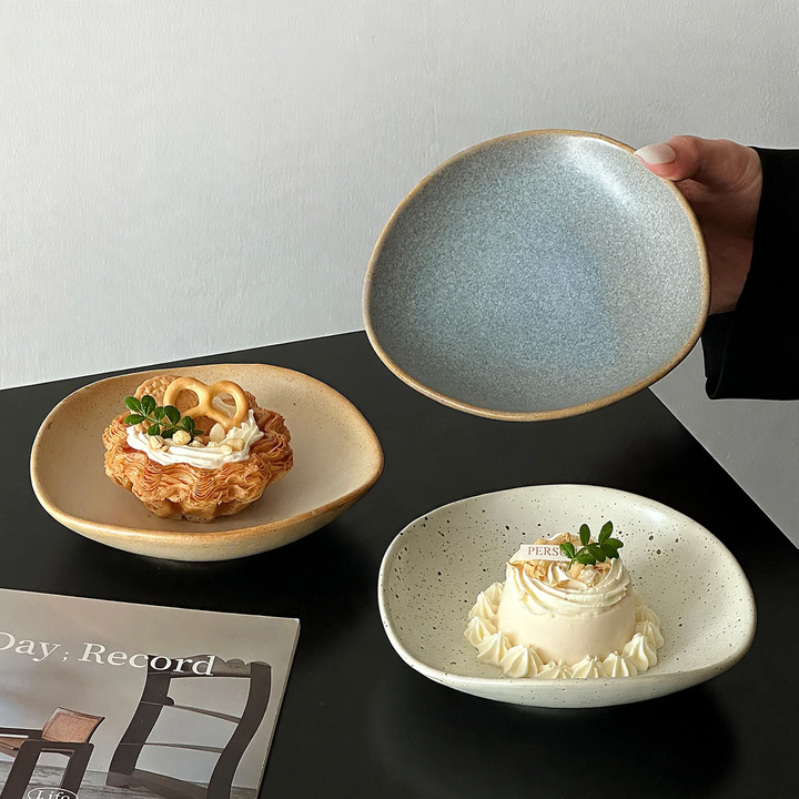 Runder Kunststofftablett, Creme und Schwarz