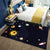 Stilvolles Musterdes Teppichs im Weltraum Blau und Schwarz Kinderteppich Polyester Waschbar Haustierfreundlich Rutschfester Teppich für das Kinderzimmer