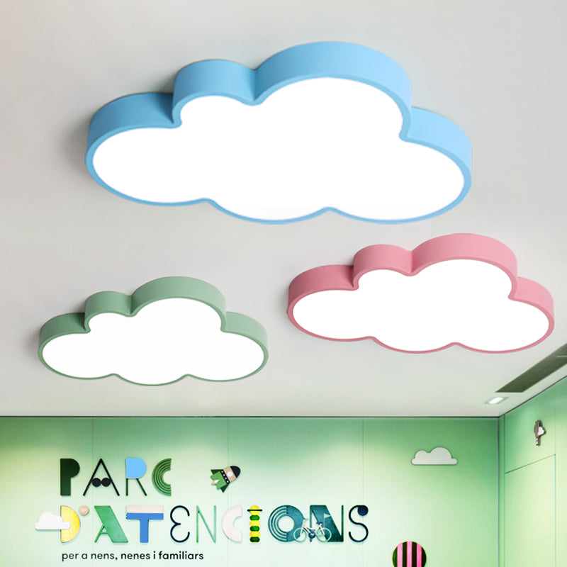 Kinderfreundliche Deckenleuchte im Wolken-Design