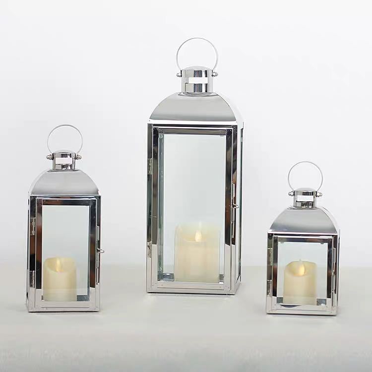 Glas-Paneled Metalllaternen-Trio mit Tragegriffen Karnz