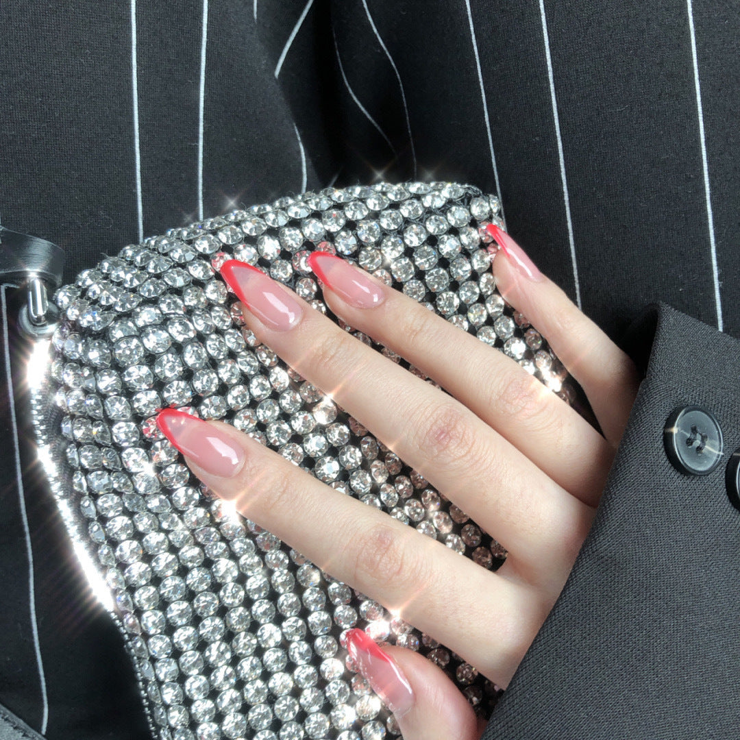 Kunstvolle Nagelverlängerungen im Stiletto-Stil Karnz