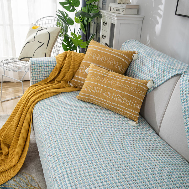 Sofaüberwurf aus fein gewebter Jacquard-Mischfaser mit rutschfester Unterseite