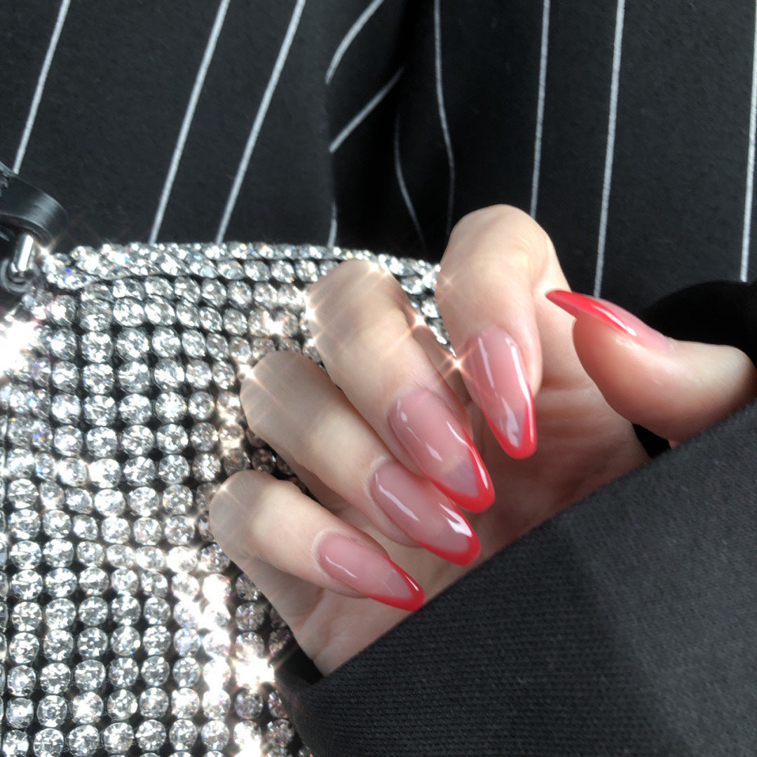 Kunstvolle Nagelverlängerungen im Stiletto-Stil Karnz