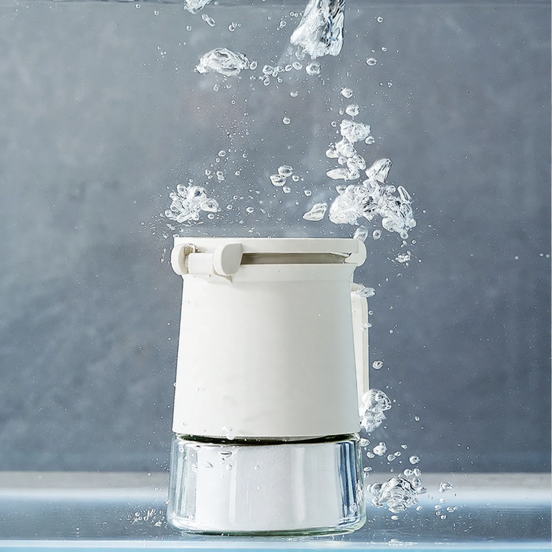 Versiegelter Gewürzbehälter aus Glas mit Löffel