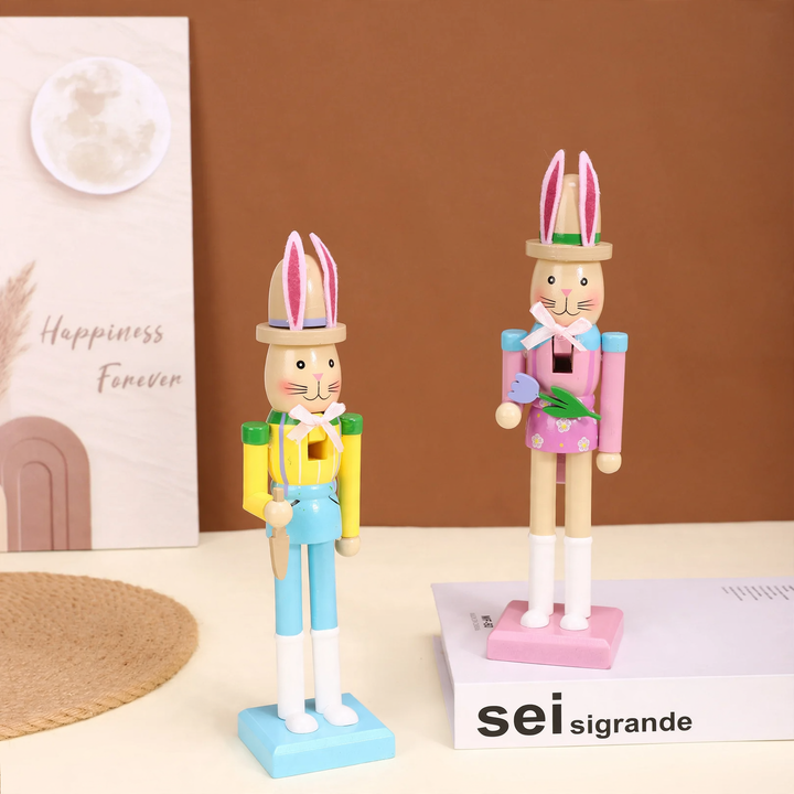 Dekorative Holz-Nussknacker-Figur mit Hasenohren
