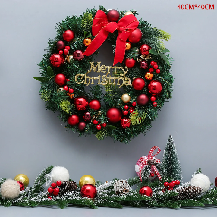 Weihnachtskranz mit Kugeln und Beleuchtung
