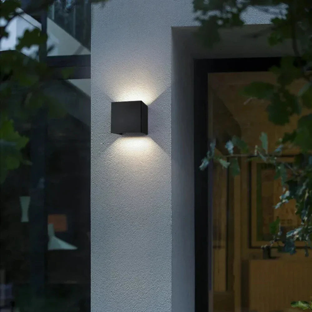 Moderne Wandleuchte aus schwarzem Aluminium