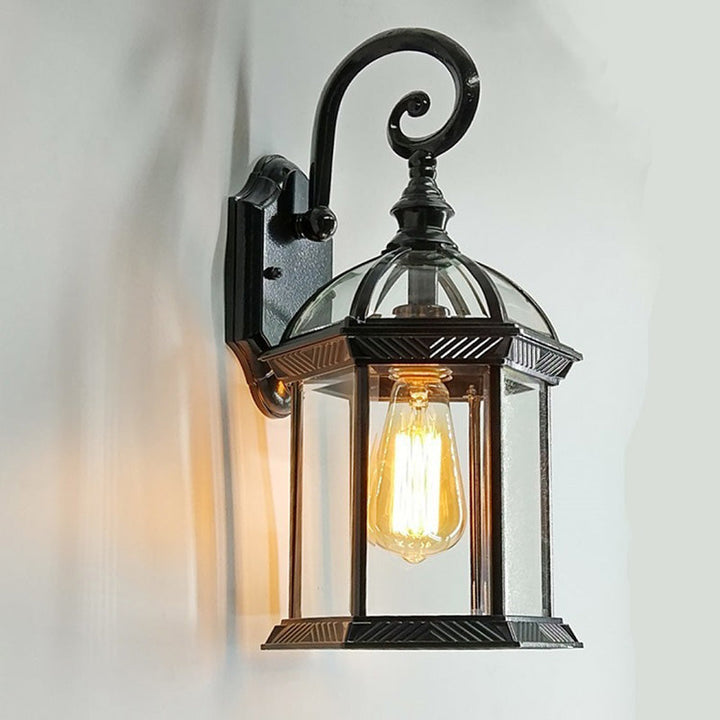 Traditionelle europäische wasserdichte Aluminium-Glas-hexagonale Prism 1-Licht-Wandlampe für den Garten | Karnz