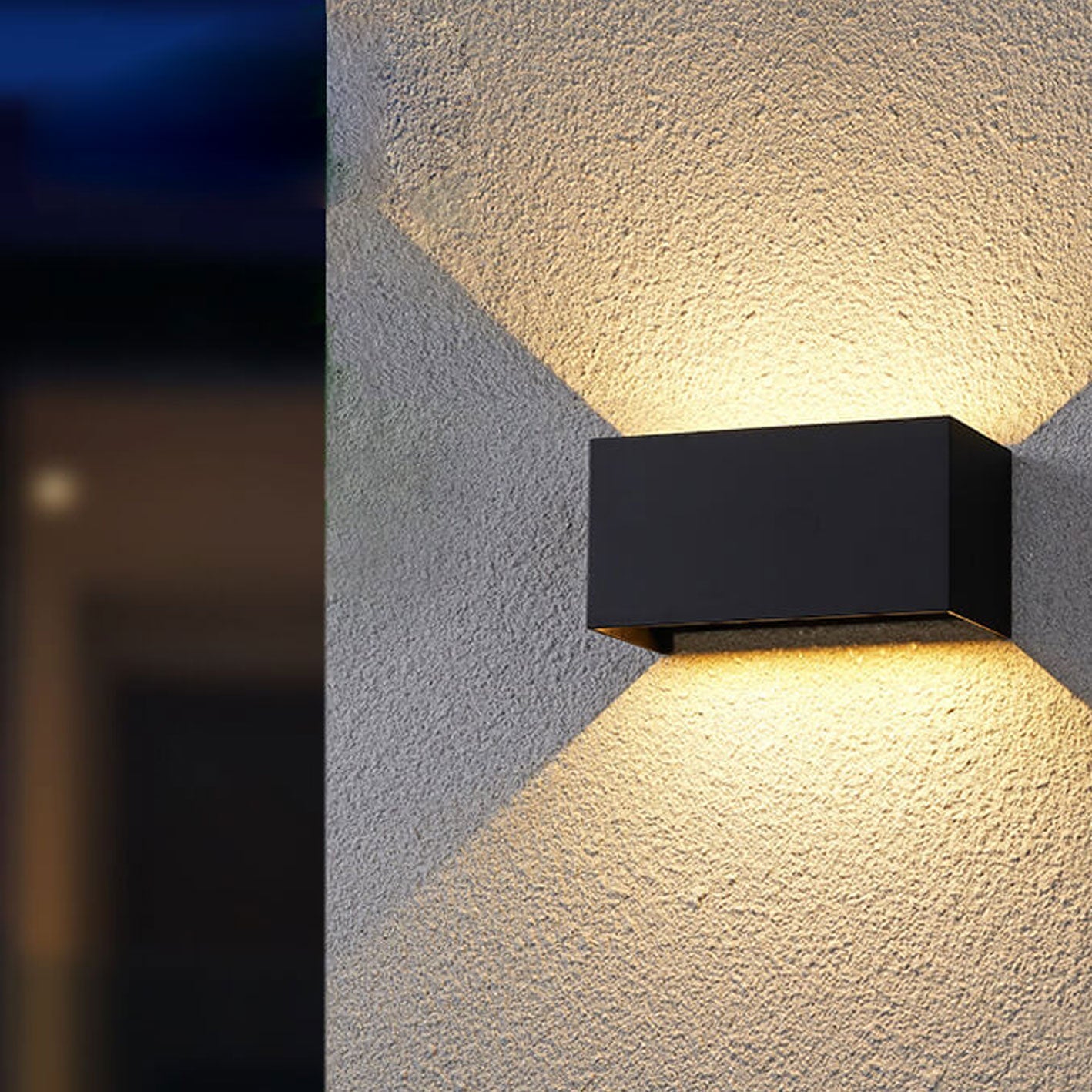 Moderne, wasserdichte, rechteckige LED-Wandleuchte für den Außenbereich mit nach oben und unten gerichteter Beleuchtung.
