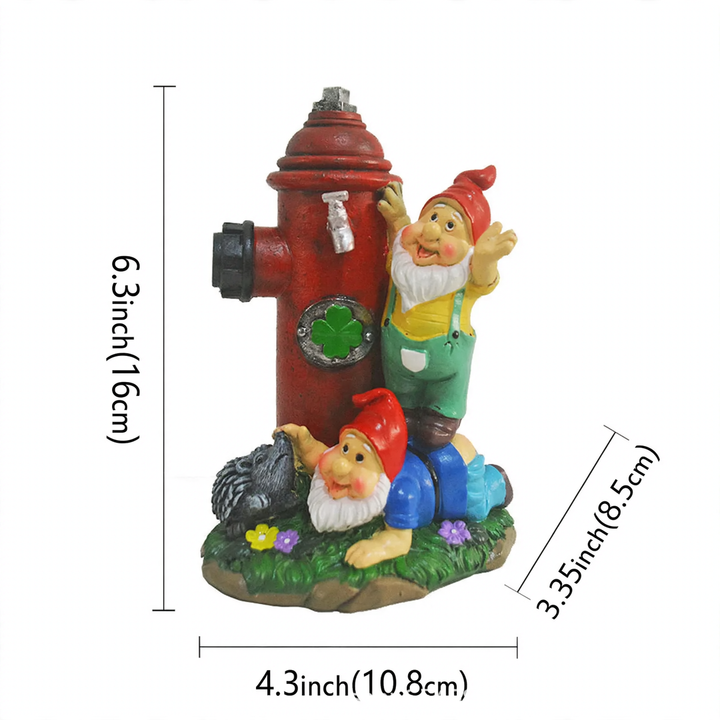Wichtelfigur mit roter Mütze und Hydranten-Motiv