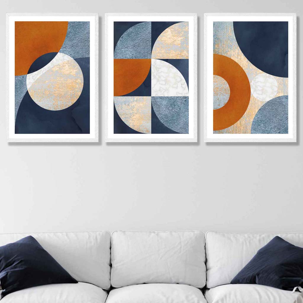 Abstraktes geometrisches Set aus 3 gerahmten Kunstdrucken in Marineblau, Orange und Gold