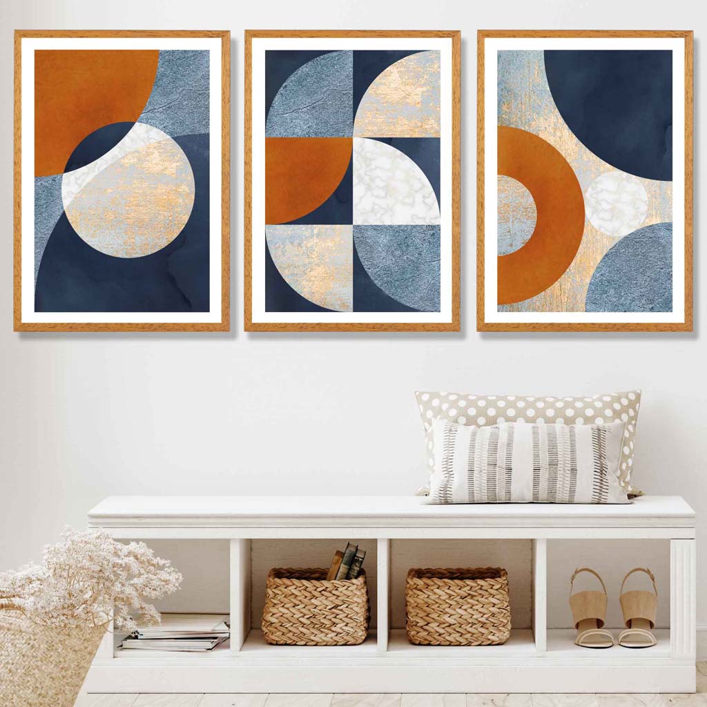 Abstraktes geometrisches Set aus 3 gerahmten Kunstdrucken in Marineblau, Orange und Gold