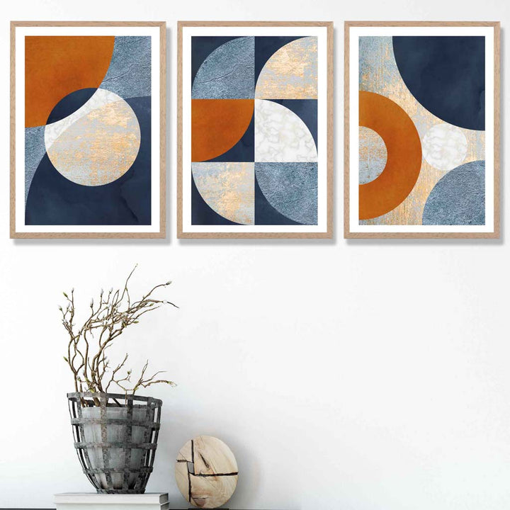 Abstraktes geometrisches Set aus 3 gerahmten Kunstdrucken in Marineblau, Orange und Gold