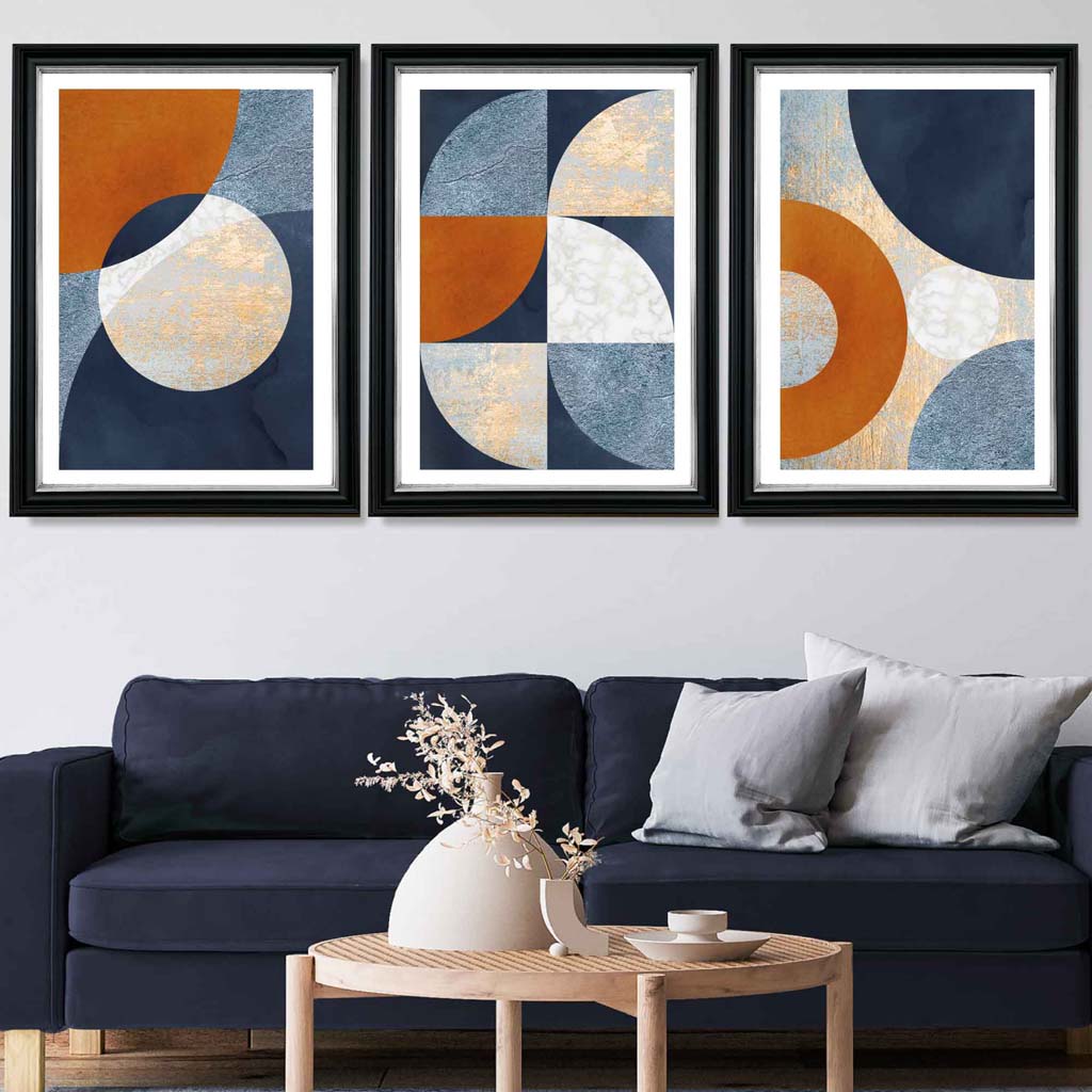 Abstraktes geometrisches Set aus 3 gerahmten Kunstdrucken in Marineblau, Orange und Gold