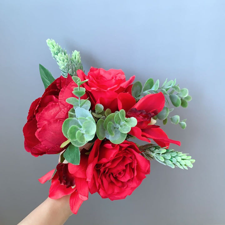 Lebensnahe Blumenstrauß mit gemischtem Grün