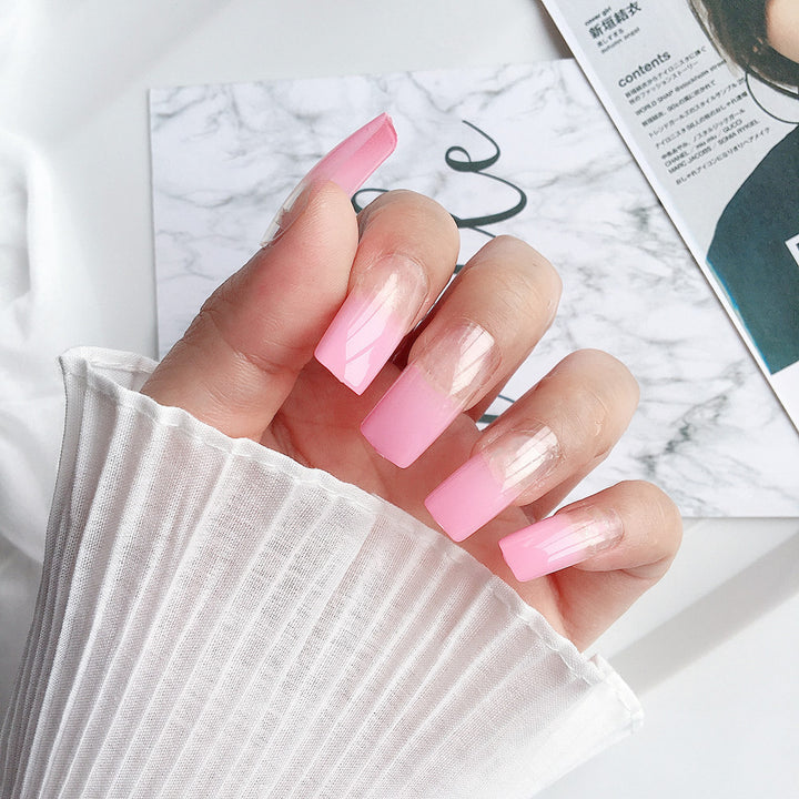 Kunstnägel im modernen French Tip Design Karnz