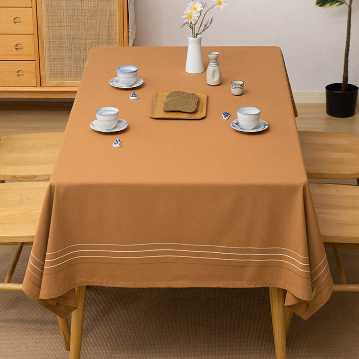 Rechteckige Tischdecke aus Baumwollmix mit feiner Linienbordüre und bügelleichtem Finish Karnz