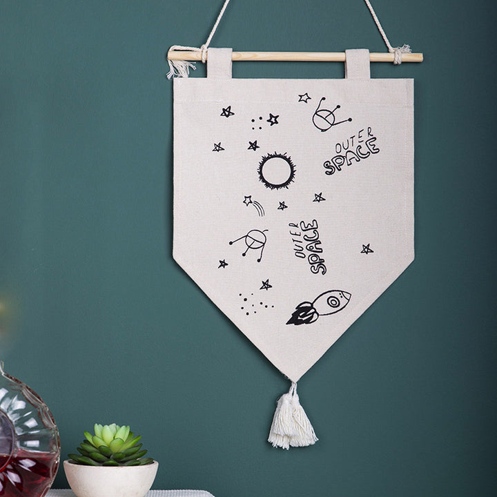 Dekorativer Baumwoll-Wandbehang im Wimpelstil mit Quasten und minimalistischen Prints Karnz
