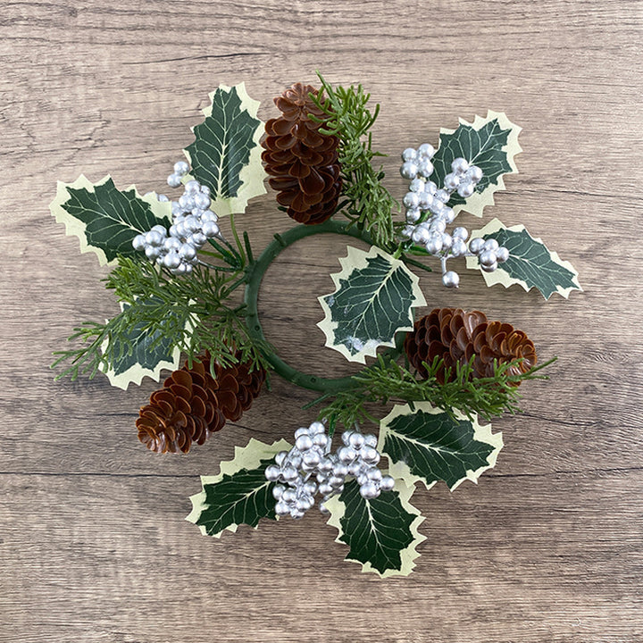 Weihnachtliche Kerzenkranz-Dekoration mit Beeren