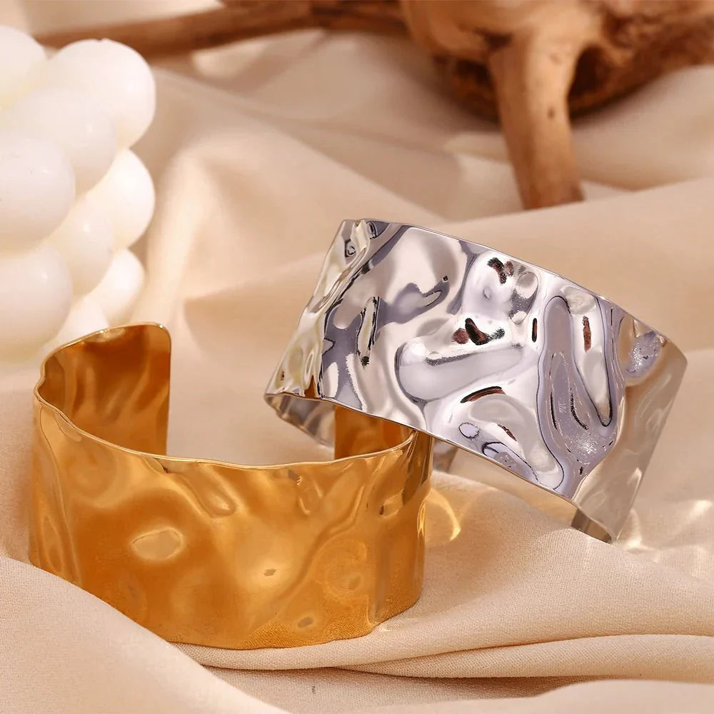 Karnz | 18k Hammerschlag Textur Armreifen