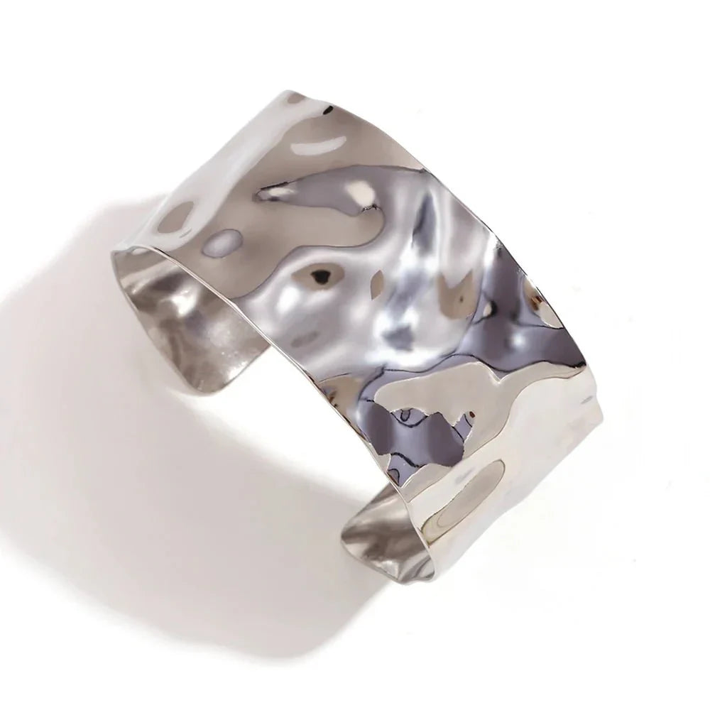 Karnz | 18k Hammerschlag Textur Armreifen