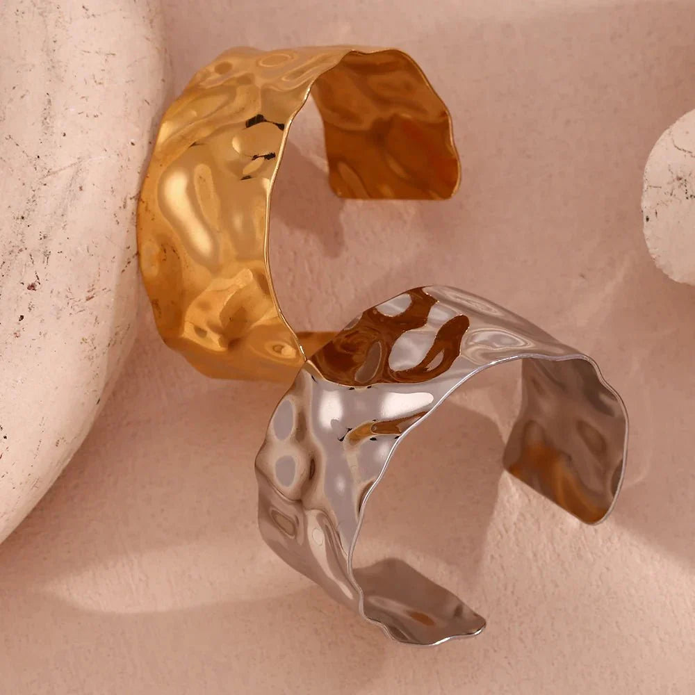 Karnz | 18k Hammerschlag Textur Armreifen